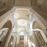 L�interno � sobrio: eccetto per i colorati altari laterali e qualche dipinto, le pareti e il soffitto della chiesa si presentano con un tenue color crema segnato a tratti dai decori bianchi delle alte colonne